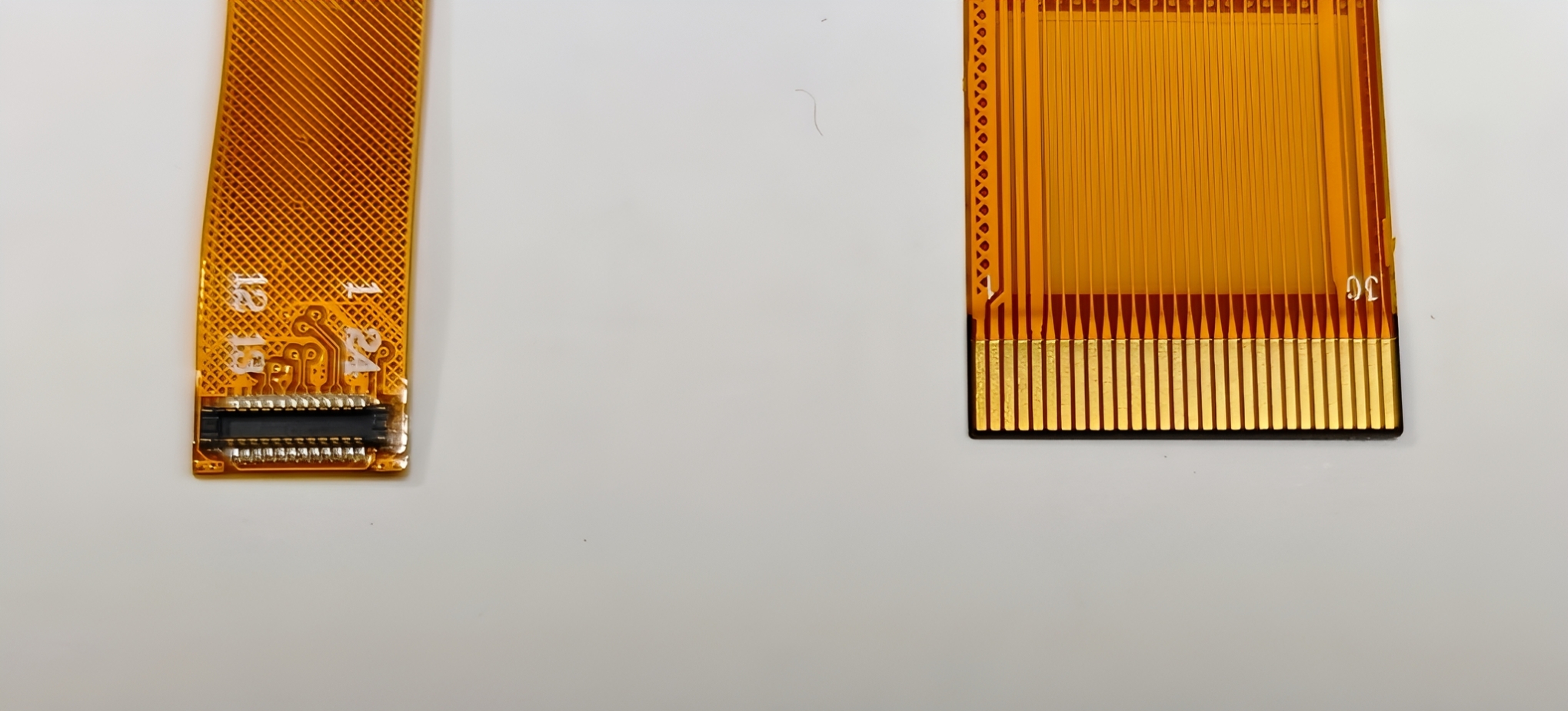 Är det bättre att använda en B TO B-kontakt eller en guldfingerkontakt för flexibla bildskärmskablar?