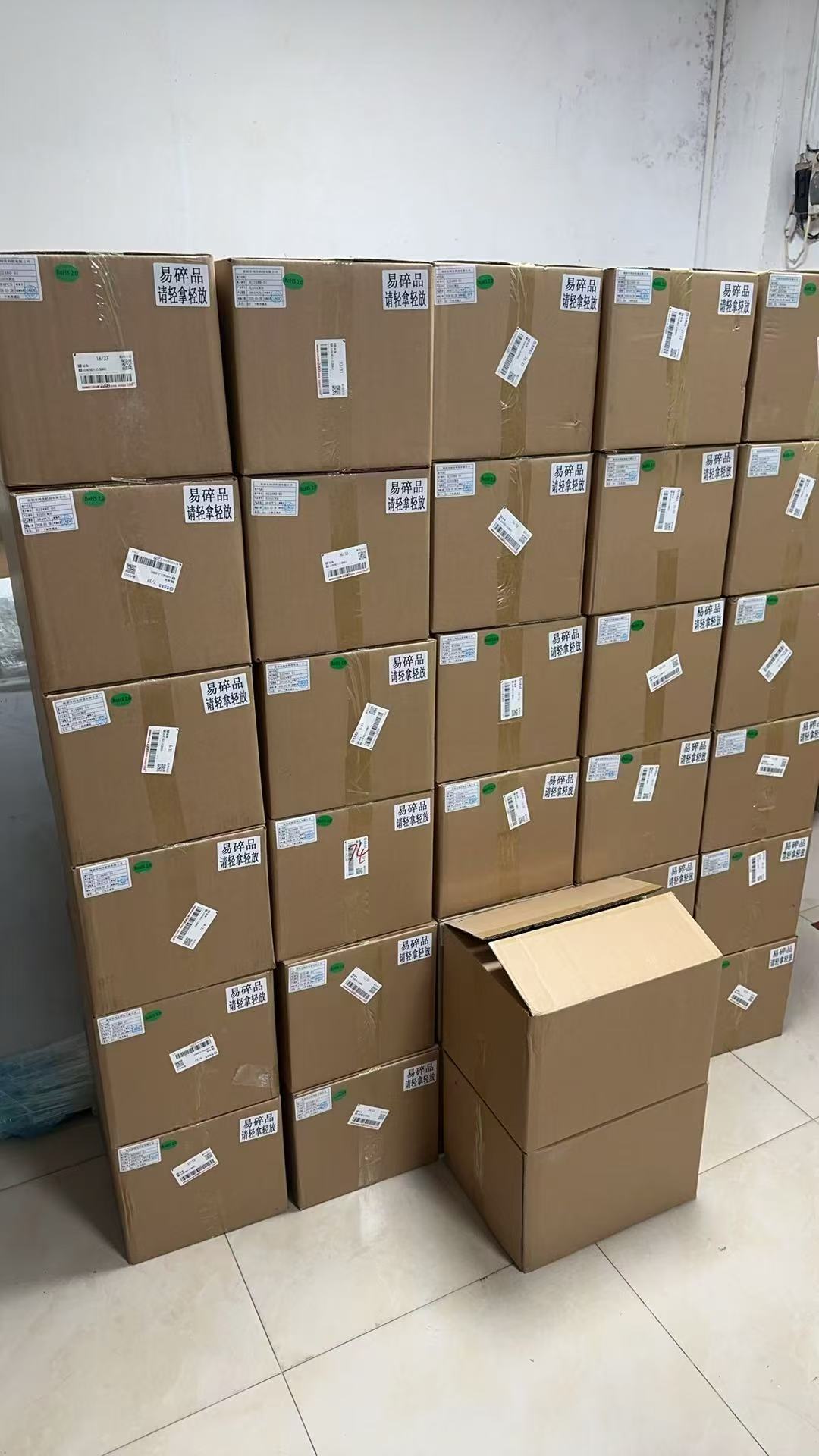 20 000 3,5-tums LCD-skärmar levererade till en singaporeansk kund i tid.